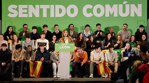 El presidente de Vox, Santiago Abascal y el candidato de Vox a la Junta, Carlos Pollán, protagonizan un mitin en el Palacio de Congresos de León. Foto: Campillo