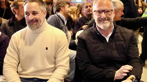 El presidente de Vox, Santiago Abascal y el candidato de Vox a la Junta, Carlos Pollán, protagonizan un mitin en el Palacio de Congresos de León. Foto: Campillo