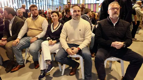 El presidente de Vox, Santiago Abascal y el candidato de Vox a la Junta, Carlos Pollán, protagonizan un mitin en el Palacio de Congresos de León. Foto: Campillo