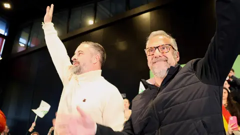 El presidente de Vox, Santiago Abascal y el candidato de Vox a la Junta, Carlos Pollán, protagonizan un mitin en el Palacio de Congresos de León. Foto: Campillo