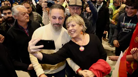 El presidente de Vox, Santiago Abascal y el candidato de Vox a la Junta, Carlos Pollán, protagonizan un mitin en el Palacio de Congresos de León. Foto: Campillo