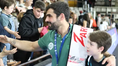 El Abanca Ademar León logró este sábado una trabajada victoria frente al BM Puente Genil (29-28) en un encuentro marcado por dos mitades muy diferentes y por una remontada final que levantó a la grada del Palacio de los Deportes de León. Fotos: Isaac Llamazares