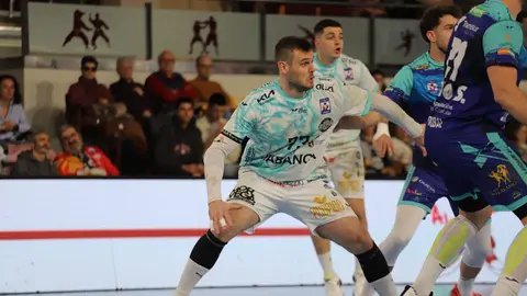 El Abanca Ademar León logró este sábado una trabajada victoria frente al BM Puente Genil (29-28) en un encuentro marcado por dos mitades muy diferentes y por una remontada final que levantó a la grada del Palacio de los Deportes de León. Fotos: Isaac Llamazares