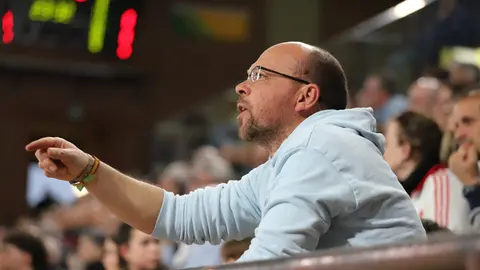 El Abanca Ademar León logró este sábado una trabajada victoria frente al BM Puente Genil (29-28) en un encuentro marcado por dos mitades muy diferentes y por una remontada final que levantó a la grada del Palacio de los Deportes de León. Fotos: Isaac Llamazares