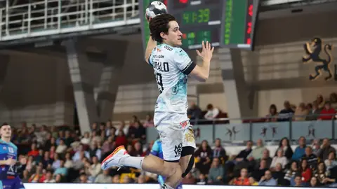 El Abanca Ademar León logró este sábado una trabajada victoria frente al BM Puente Genil (29-28) en un encuentro marcado por dos mitades muy diferentes y por una remontada final que levantó a la grada del Palacio de los Deportes de León. Fotos: Isaac Llamazares