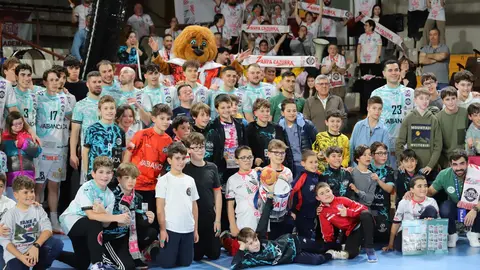 El Abanca Ademar León logró este sábado una trabajada victoria frente al BM Puente Genil (29-28) en un encuentro marcado por dos mitades muy diferentes y por una remontada final que levantó a la grada del Palacio de los Deportes de León. Fotos: Isaac Llamazares