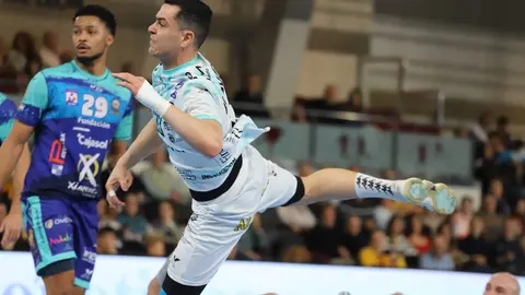 El Abanca Ademar León logró este sábado una trabajada victoria frente al BM Puente Genil (29-28) en un encuentro marcado por dos mitades muy diferentes y por una remontada final que levantó a la grada del Palacio de los Deportes de León. Fotos: Isaac Llamazares