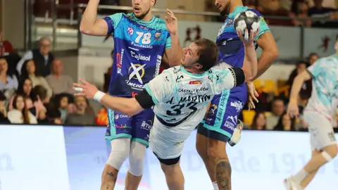 El Abanca Ademar León logró este sábado una trabajada victoria frente al BM Puente Genil (29-28) en un encuentro marcado por dos mitades muy diferentes y por una remontada final que levantó a la grada del Palacio de los Deportes de León. Fotos: Isaac Llamazares