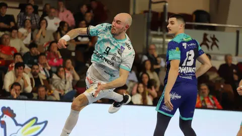 El Abanca Ademar León logró este sábado una trabajada victoria frente al BM Puente Genil (29-28) en un encuentro marcado por dos mitades muy diferentes y por una remontada final que levantó a la grada del Palacio de los Deportes de León. Fotos: Isaac Llamazares