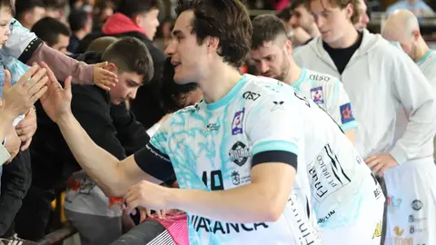 El Abanca Ademar León logró este sábado una trabajada victoria frente al BM Puente Genil (29-28) en un encuentro marcado por dos mitades muy diferentes y por una remontada final que levantó a la grada del Palacio de los Deportes de León. Fotos: Isaac Llamazares