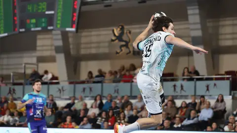 El Abanca Ademar León logró este sábado una trabajada victoria frente al BM Puente Genil (29-28) en un encuentro marcado por dos mitades muy diferentes y por una remontada final que levantó a la grada del Palacio de los Deportes de León. Fotos: Isaac Llamazares