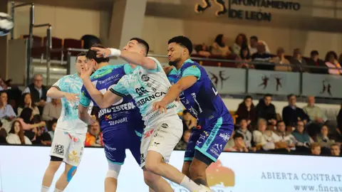 El Abanca Ademar León logró este sábado una trabajada victoria frente al BM Puente Genil (29-28) en un encuentro marcado por dos mitades muy diferentes y por una remontada final que levantó a la grada del Palacio de los Deportes de León. Fotos: Isaac Llamazares