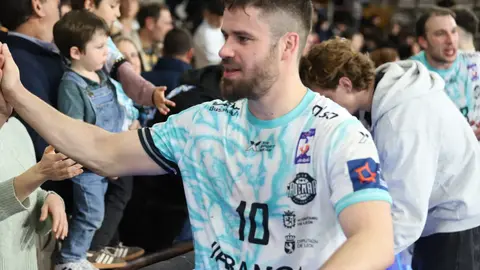 El Abanca Ademar León logró este sábado una trabajada victoria frente al BM Puente Genil (29-28) en un encuentro marcado por dos mitades muy diferentes y por una remontada final que levantó a la grada del Palacio de los Deportes de León. Fotos: Isaac Llamazares