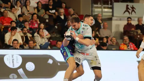 El Abanca Ademar León logró este sábado una trabajada victoria frente al BM Puente Genil (29-28) en un encuentro marcado por dos mitades muy diferentes y por una remontada final que levantó a la grada del Palacio de los Deportes de León. Fotos: Isaac Llamazares