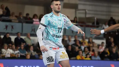 El Abanca Ademar León logró este sábado una trabajada victoria frente al BM Puente Genil (29-28) en un encuentro marcado por dos mitades muy diferentes y por una remontada final que levantó a la grada del Palacio de los Deportes de León. Fotos: Isaac Llamazares
