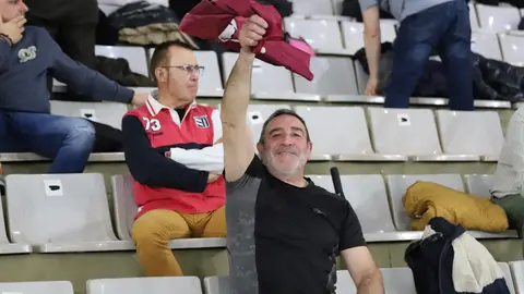 El Abanca Ademar León logró este sábado una trabajada victoria frente al BM Puente Genil (29-28) en un encuentro marcado por dos mitades muy diferentes y por una remontada final que levantó a la grada del Palacio de los Deportes de León. Fotos: Isaac Llamazares