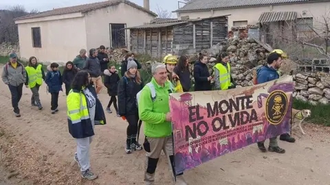 Trabajadores del operativo contra el fuego y vecinos recorren la montaña leonesa en la segunda jornada de las caminatas impulsadas por ATIFCYL para denunciar la gestión forestal y mantener viva la memoria de los grandes incendios del pasado verano.