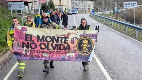 Trabajadores del operativo contra el fuego y vecinos recorren la montaña leonesa en la segunda jornada de las caminatas impulsadas por ATIFCYL para denunciar la gestión forestal y mantener viva la memoria de los grandes incendios del pasado verano.