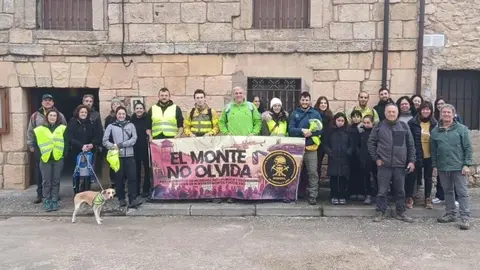 Trabajadores del operativo contra el fuego y vecinos recorren la montaña leonesa en la segunda jornada de las caminatas impulsadas por ATIFCYL para denunciar la gestión forestal y mantener viva la memoria de los grandes incendios del pasado verano.