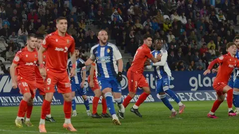 Osasuna Promesas sorprende a la Ponferradina y rompe su racha de imbatibilidad. Un gol de Asier Bonel a los 16 minutos da la victoria a los navarros en El Toralín, donde Andrés Prieto batió el récord de minutos sin encajar pero no pudo evitar el 0-1 final.