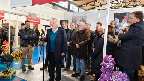 La localidad leonesa de La Vecilla se convierte este fin de semana en un destino destacado para quienes disfrutan de la pesca deportiva y la naturaleza. El municipio acoge la 28ª edición de la Muestra de Gallos de Pluma y Mosca Artificial, un evento que reúne a criadores, artesanos y aficionados en torno a una de las tradiciones más singulares de la Montaña leonesa.