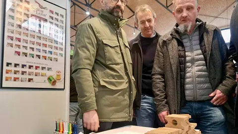 La localidad leonesa de La Vecilla se convierte este fin de semana en un destino destacado para quienes disfrutan de la pesca deportiva y la naturaleza. El municipio acoge la 28ª edición de la Muestra de Gallos de Pluma y Mosca Artificial, un evento que reúne a criadores, artesanos y aficionados en torno a una de las tradiciones más singulares de la Montaña leonesa.