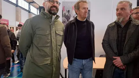 La localidad leonesa de La Vecilla se convierte este fin de semana en un destino destacado para quienes disfrutan de la pesca deportiva y la naturaleza. El municipio acoge la 28ª edición de la Muestra de Gallos de Pluma y Mosca Artificial, un evento que reúne a criadores, artesanos y aficionados en torno a una de las tradiciones más singulares de la Montaña leonesa.