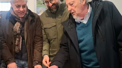 La localidad leonesa de La Vecilla se convierte este fin de semana en un destino destacado para quienes disfrutan de la pesca deportiva y la naturaleza. El municipio acoge la 28ª edición de la Muestra de Gallos de Pluma y Mosca Artificial, un evento que reúne a criadores, artesanos y aficionados en torno a una de las tradiciones más singulares de la Montaña leonesa.