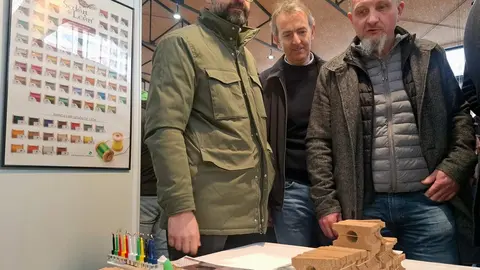 La localidad leonesa de La Vecilla se convierte este fin de semana en un destino destacado para quienes disfrutan de la pesca deportiva y la naturaleza. El municipio acoge la 28ª edición de la Muestra de Gallos de Pluma y Mosca Artificial, un evento que reúne a criadores, artesanos y aficionados en torno a una de las tradiciones más singulares de la Montaña leonesa.