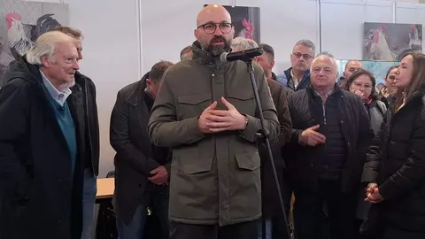 La localidad leonesa de La Vecilla se convierte este fin de semana en un destino destacado para quienes disfrutan de la pesca deportiva y la naturaleza. El municipio acoge la 28ª edición de la Muestra de Gallos de Pluma y Mosca Artificial, un evento que reúne a criadores, artesanos y aficionados en torno a una de las tradiciones más singulares de la Montaña leonesa.