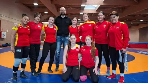 El subdelegado del Gobierno en León, Héctor Alaiz Moretón, visita los equipos femeninos del centro.