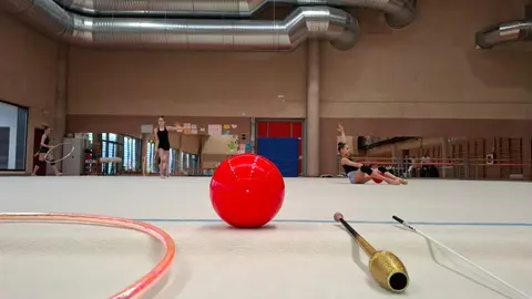 El subdelegado del Gobierno en León, Héctor Alaiz Moretón, visita los equipos femeninos del centro.