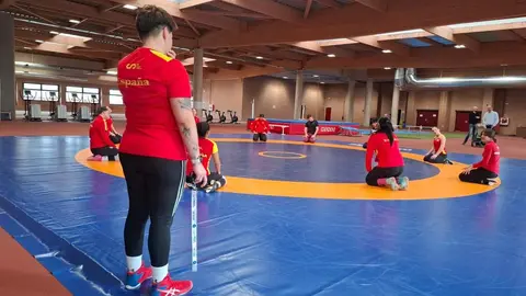 El subdelegado del Gobierno en León, Héctor Alaiz Moretón, visita los equipos femeninos del centro.
