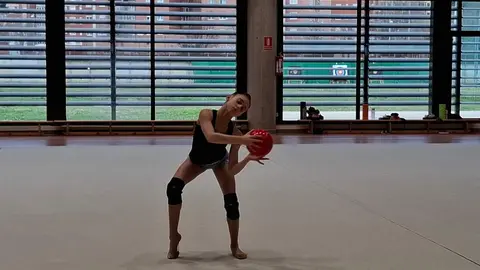 El subdelegado del Gobierno en León, Héctor Alaiz Moretón, visita los equipos femeninos del centro.