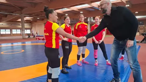 El subdelegado del Gobierno en León, Héctor Alaiz Moretón, visita los equipos femeninos del centro.