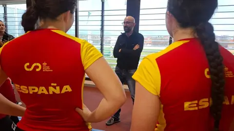 El subdelegado del Gobierno en León, Héctor Alaiz Moretón, visita los equipos femeninos del centro.