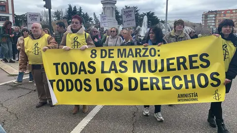 León ha vuelto a convertirse este 8 de marzo en escenario de una amplia movilización con motivo del Día Internacional de la Mujer, con una manifestación impulsada por la Comisión 8M León que ha reunido a cientos de participantes, en su mayoría mujeres, en una marcha que ha recorrido el centro de la capital. Fotos: A.F. Reca