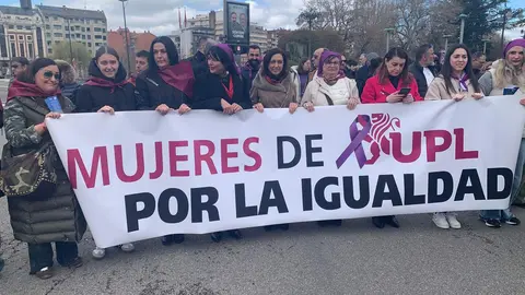 León ha vuelto a convertirse este 8 de marzo en escenario de una amplia movilización con motivo del Día Internacional de la Mujer, con una manifestación impulsada por la Comisión 8M León que ha reunido a cientos de participantes, en su mayoría mujeres, en una marcha que ha recorrido el centro de la capital. Fotos: A.F. Reca