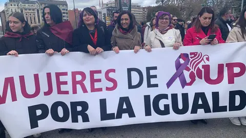 León ha vuelto a convertirse este 8 de marzo en escenario de una amplia movilización con motivo del Día Internacional de la Mujer, con una manifestación impulsada por la Comisión 8M León que ha reunido a cientos de participantes, en su mayoría mujeres, en una marcha que ha recorrido el centro de la capital. Fotos: A.F. Reca