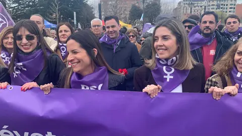 León ha vuelto a convertirse este 8 de marzo en escenario de una amplia movilización con motivo del Día Internacional de la Mujer, con una manifestación impulsada por la Comisión 8M León que ha reunido a cientos de participantes, en su mayoría mujeres, en una marcha que ha recorrido el centro de la capital. Fotos: A.F. Reca