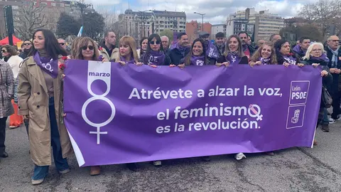 León ha vuelto a convertirse este 8 de marzo en escenario de una amplia movilización con motivo del Día Internacional de la Mujer, con una manifestación impulsada por la Comisión 8M León que ha reunido a cientos de participantes, en su mayoría mujeres, en una marcha que ha recorrido el centro de la capital. Fotos: A.F. Reca