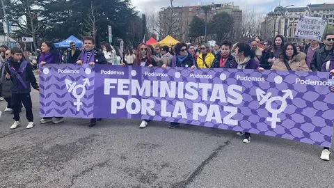 León ha vuelto a convertirse este 8 de marzo en escenario de una amplia movilización con motivo del Día Internacional de la Mujer, con una manifestación impulsada por la Comisión 8M León que ha reunido a cientos de participantes, en su mayoría mujeres, en una marcha que ha recorrido el centro de la capital. Fotos: A.F. Reca