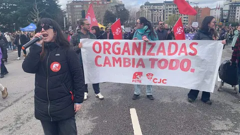 León ha vuelto a convertirse este 8 de marzo en escenario de una amplia movilización con motivo del Día Internacional de la Mujer, con una manifestación impulsada por la Comisión 8M León que ha reunido a cientos de participantes, en su mayoría mujeres, en una marcha que ha recorrido el centro de la capital. Fotos: A.F. Reca