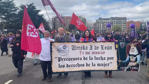 León ha vuelto a convertirse este 8 de marzo en escenario de una amplia movilización con motivo del Día Internacional de la Mujer, con una manifestación impulsada por la Comisión 8M León que ha reunido a cientos de participantes, en su mayoría mujeres, en una marcha que ha recorrido el centro de la capital. Fotos: A.F. Reca