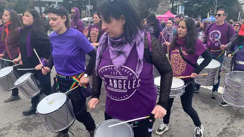 León ha vuelto a convertirse este 8 de marzo en escenario de una amplia movilización con motivo del Día Internacional de la Mujer, con una manifestación impulsada por la Comisión 8M León que ha reunido a cientos de participantes, en su mayoría mujeres, en una marcha que ha recorrido el centro de la capital. Fotos: A.F. Reca