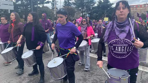 León ha vuelto a convertirse este 8 de marzo en escenario de una amplia movilización con motivo del Día Internacional de la Mujer, con una manifestación impulsada por la Comisión 8M León que ha reunido a cientos de participantes, en su mayoría mujeres, en una marcha que ha recorrido el centro de la capital. Fotos: A.F. Reca)