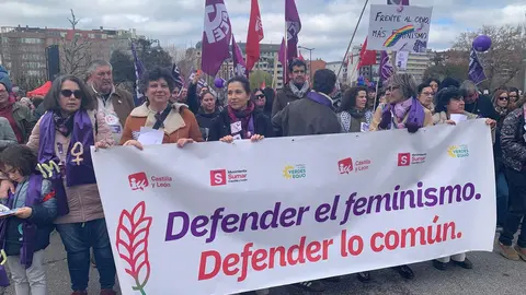 León ha vuelto a convertirse este 8 de marzo en escenario de una amplia movilización con motivo del Día Internacional de la Mujer, con una manifestación impulsada por la Comisión 8M León que ha reunido a cientos de participantes, en su mayoría mujeres, en una marcha que ha recorrido el centro de la capital. Fotos: A.F. Reca