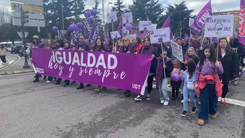 León ha vuelto a convertirse este 8 de marzo en escenario de una amplia movilización con motivo del Día Internacional de la Mujer, con una manifestación impulsada por la Comisión 8M León que ha reunido a cientos de participantes, en su mayoría mujeres, en una marcha que ha recorrido el centro de la capital. Fotos: A.F. Reca