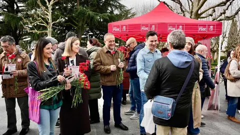 El rastro dominical de Papalaguinda se ha convertido en uno de los principales puntos de contacto entre partidos políticos y ciudadanía en León. Por segundo domingo consecutivo, representantes de distintas formaciones recorrieron los puestos del mercadillo para conversar con vecinos, repartir propaganda electoral y presentar sus propuestas en un espacio que cada semana reúne a miles de visitantes. Fotos: A.F. Reca