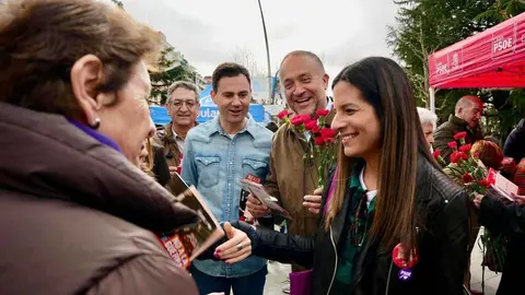 El rastro dominical de Papalaguinda se ha convertido en uno de los principales puntos de contacto entre partidos políticos y ciudadanía en León. Por segundo domingo consecutivo, representantes de distintas formaciones recorrieron los puestos del mercadillo para conversar con vecinos, repartir propaganda electoral y presentar sus propuestas en un espacio que cada semana reúne a miles de visitantes. Fotos: A.F. Reca